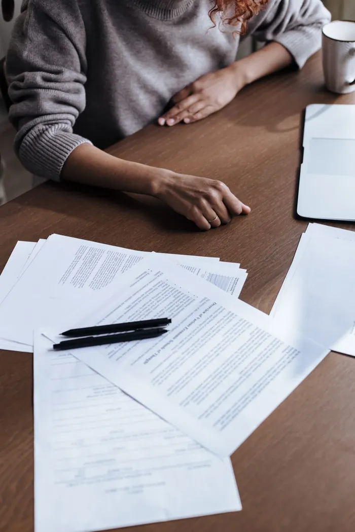 Documentos e cálculos sobre a mesa, representando a revisão de benefícios